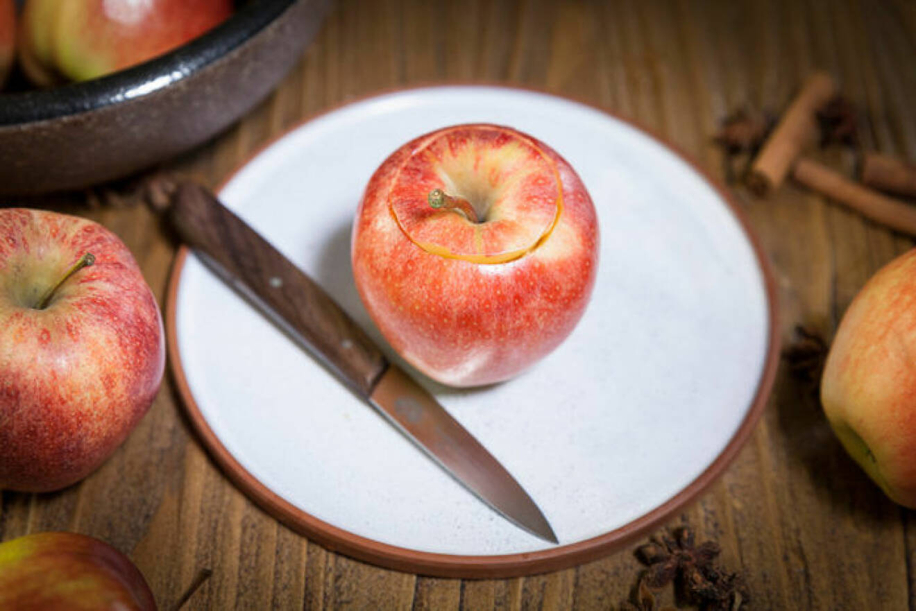 Ta en kniv och skär av toppen på äpplet. 