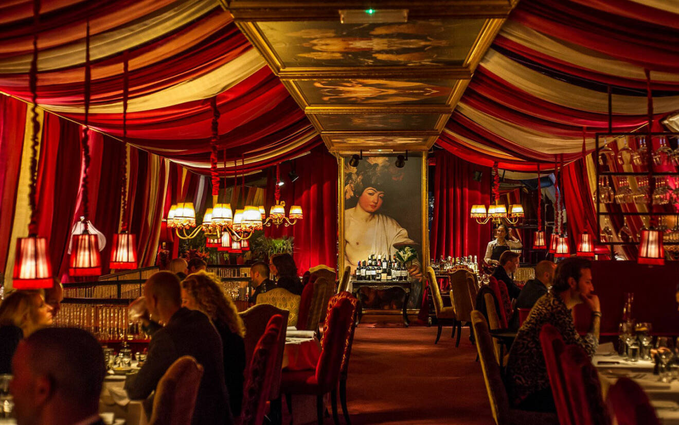 På Le Rouge i Gamla Stan möts man av klassisk Moulin Rouge-miljö.