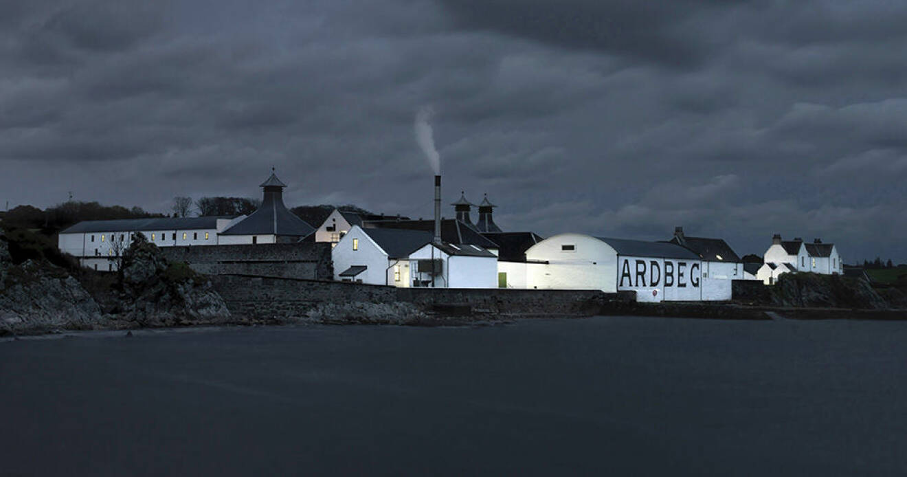 Ardbegs destilleri ligger på den skotska ön Islay.