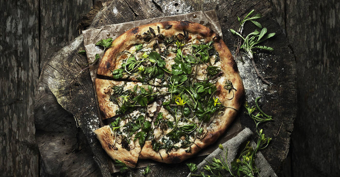 Strunta i ruccolan och toppa pizzan eller salladen med vilda örter och ätbart ogräs när säsongen tillåter.