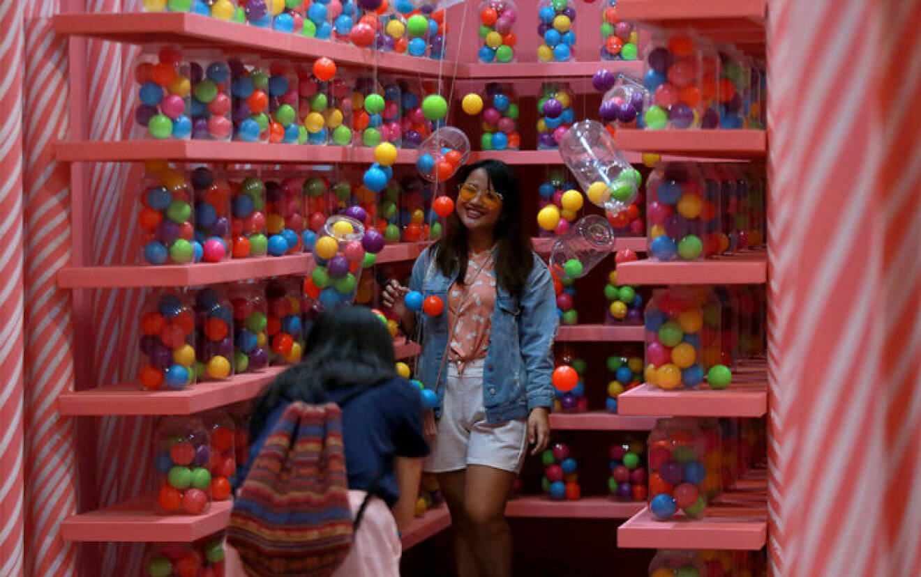 Ett rum fullt av färgglada bollar.