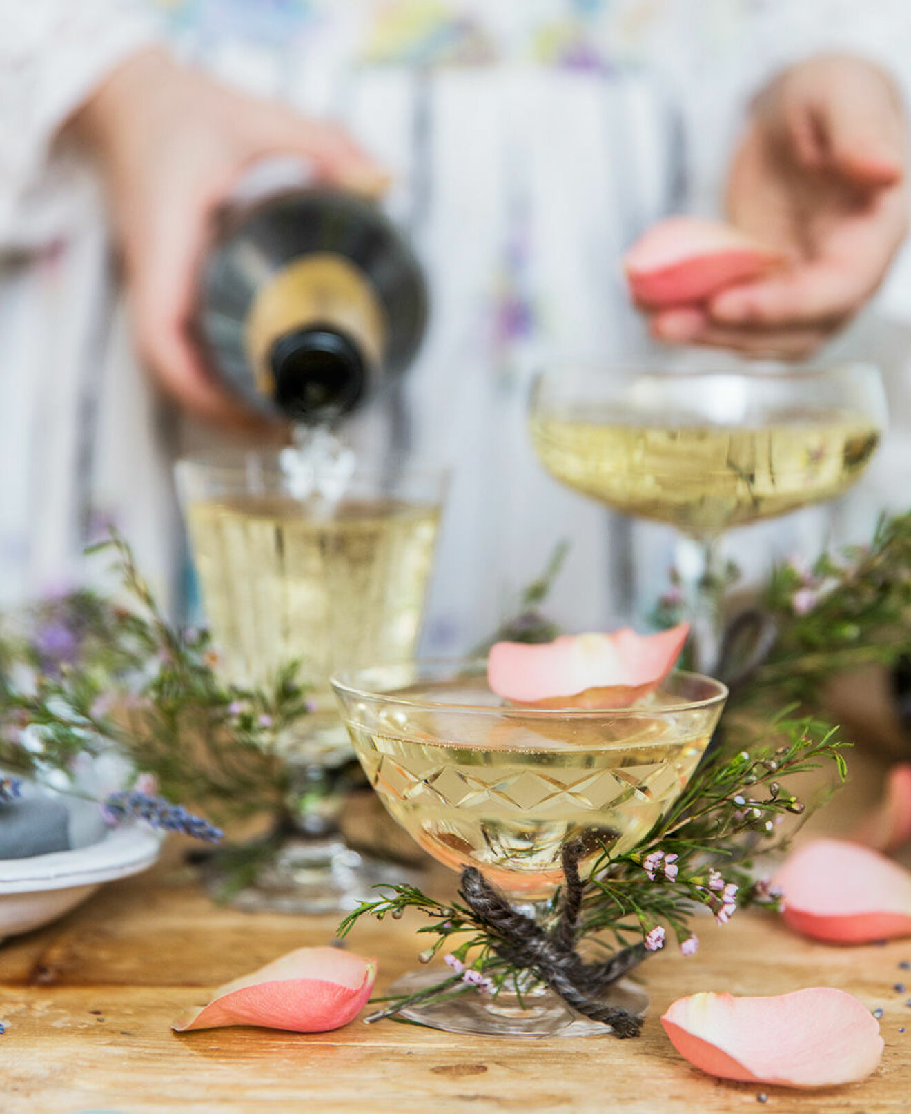 Dekorera glasen med rosenblad och torkad lavendel.