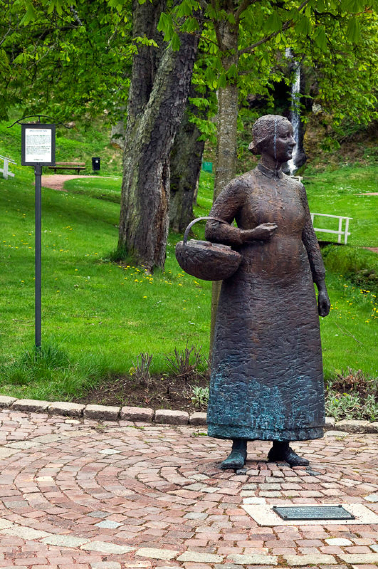 Staty av Amalia Eriksson i Gränna. Foto: IBL