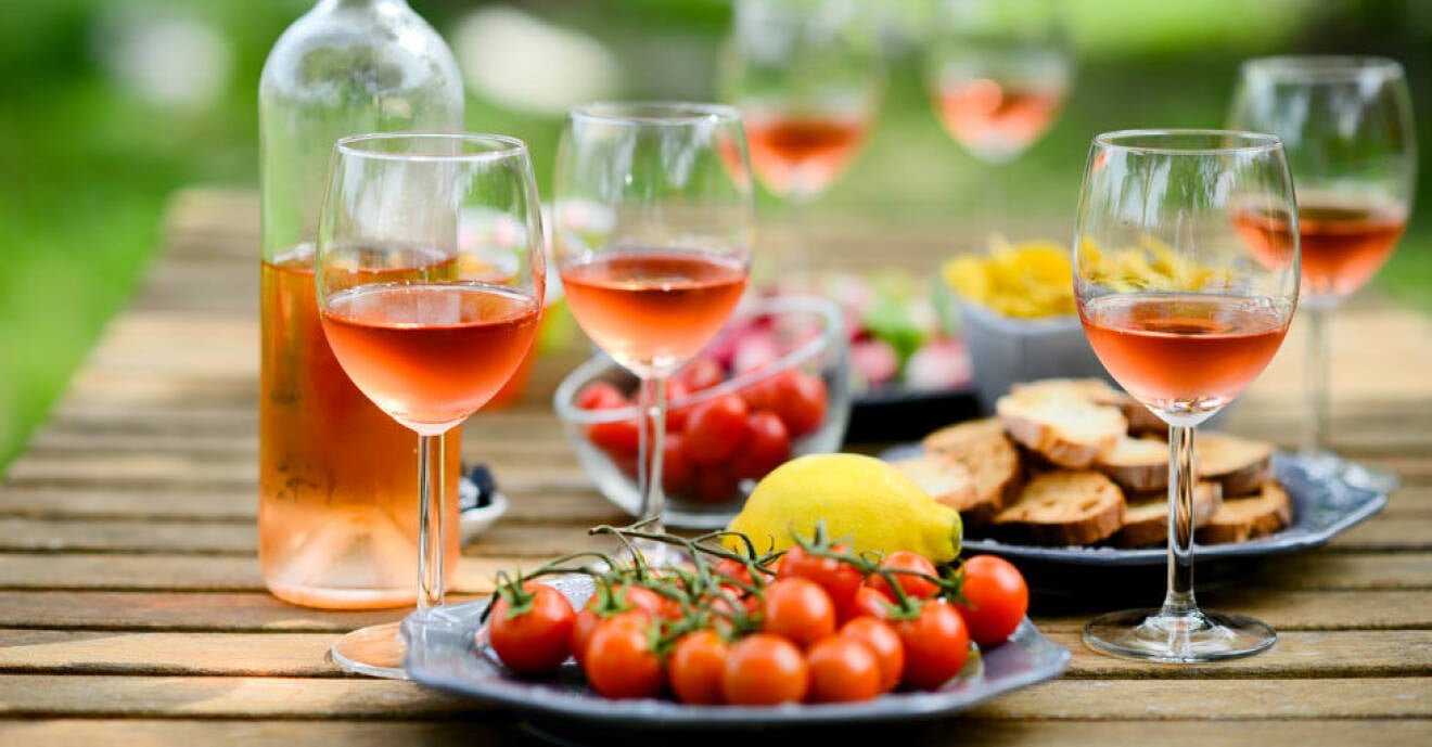 Många viner passar utmärkt till midsommarmaten.
