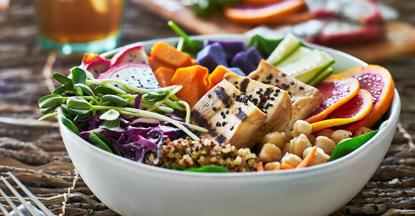 Färgglad bowl med tofu, quinoa, kikärtor och grönsaker.