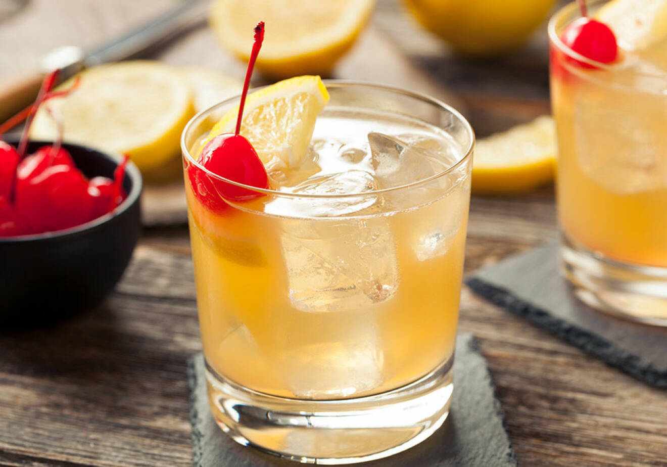 Whiskey Sour med ett cocktailbär. 