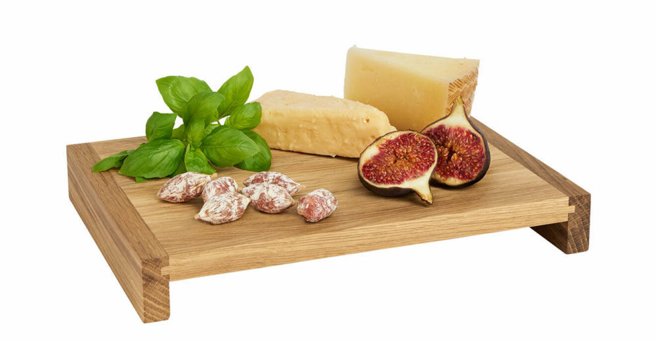 Serveringsbrickan i ek är perfekt till att servera ost och charkuterier på. 