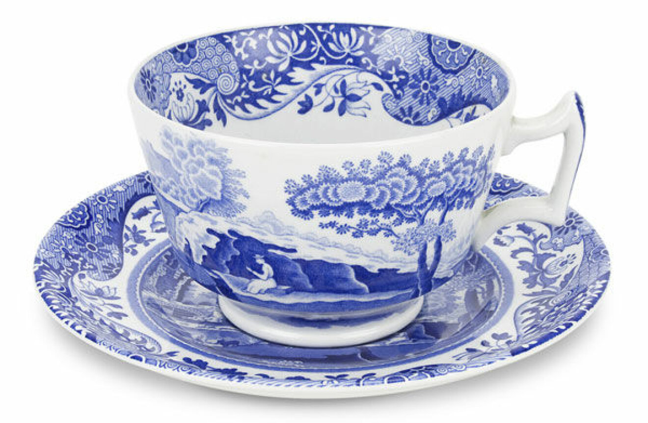 Större kopp med fat i gammeldags design i blått och vitt från Spode.