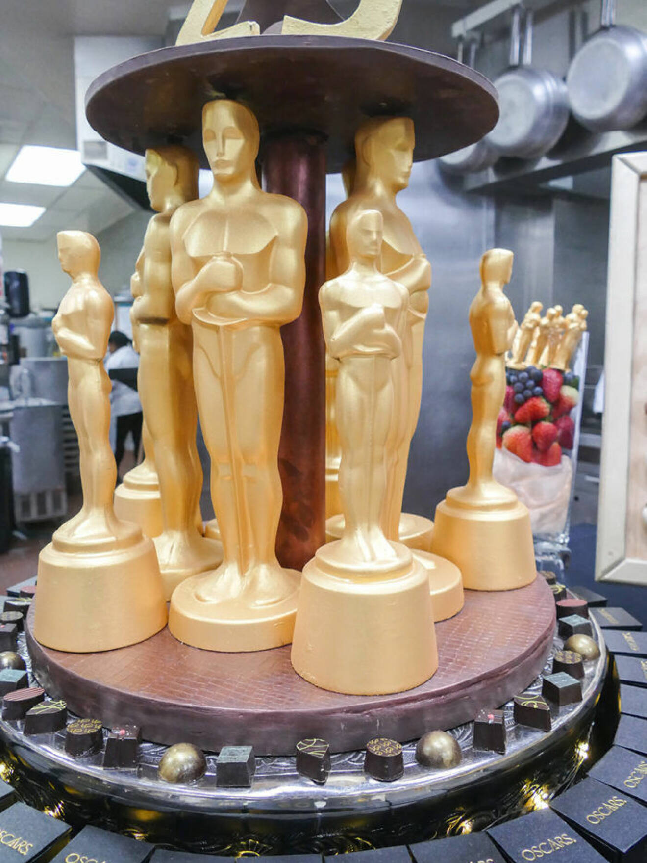 Oscarsstatyetter i choklad pudrade med 25 karat guld.