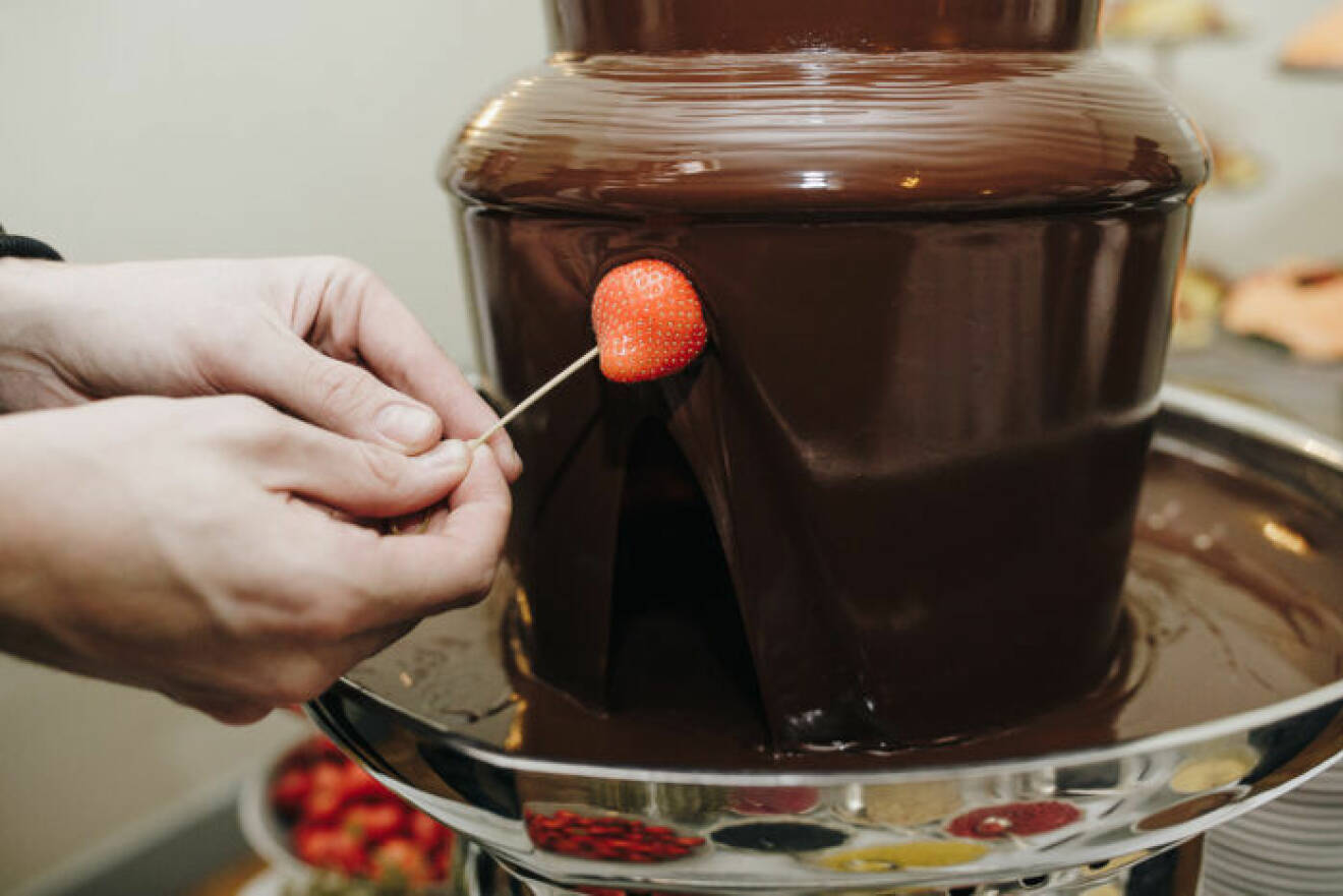 Gästerna kunde doppa jordgubbar i chokladfontänen.