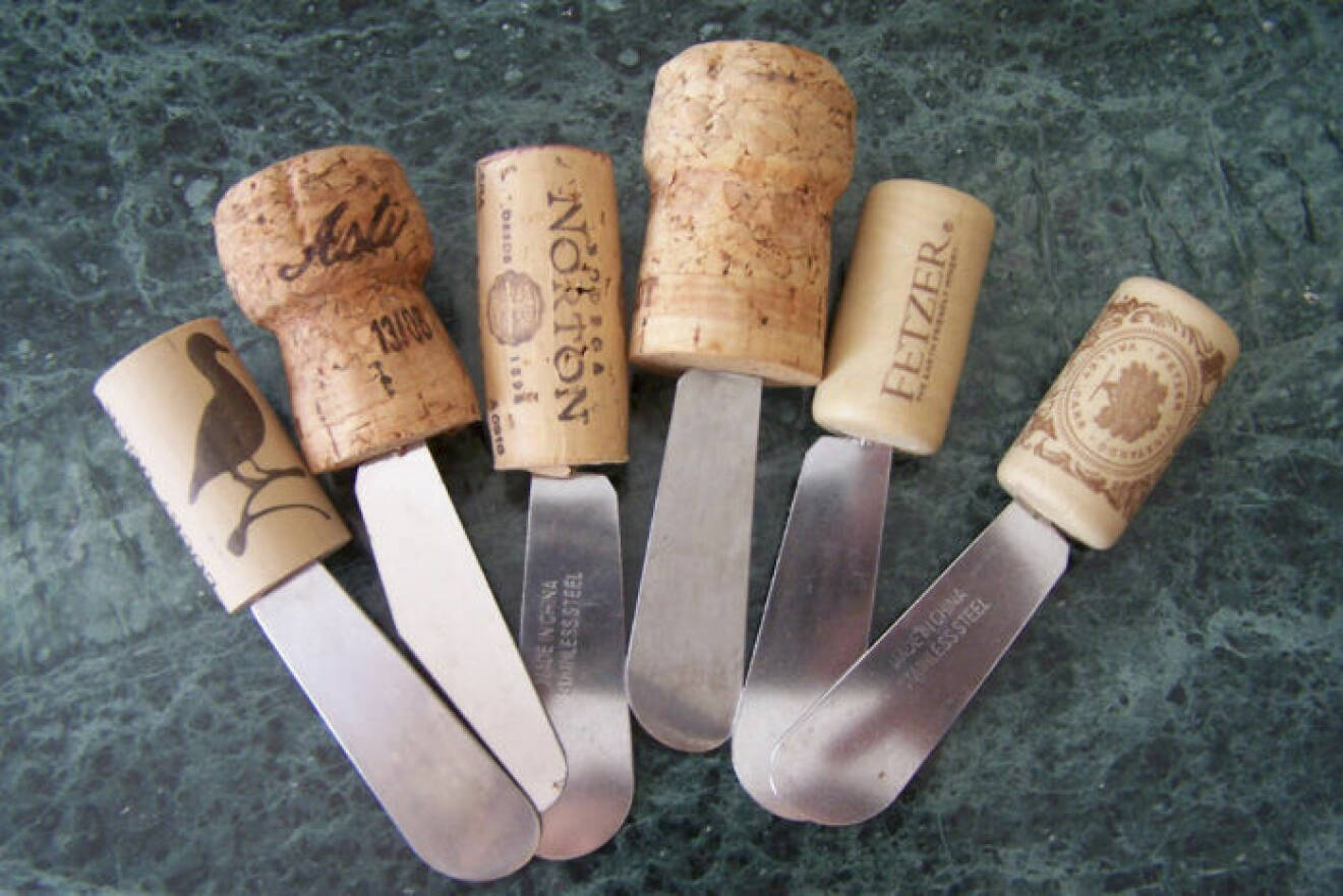 Ostknivar gjorda av vinkorkar.