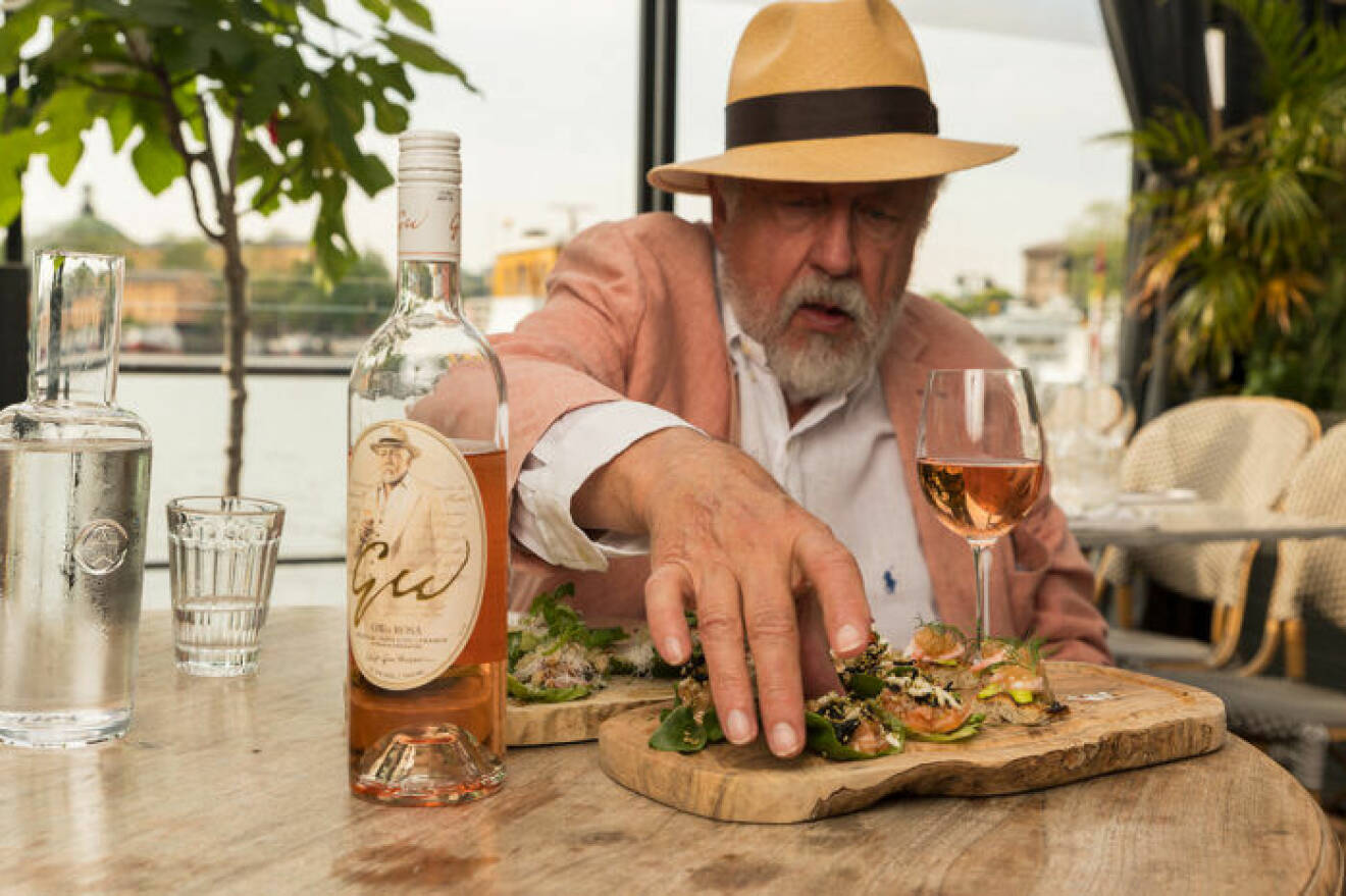 Leif GW Persson unnar sig gärna både ett och två glas av sitt rosévin.