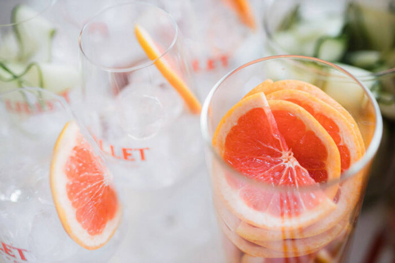 Garnera drinken med gurka, jordgubbar eller en skiva färsk grapefrukt.