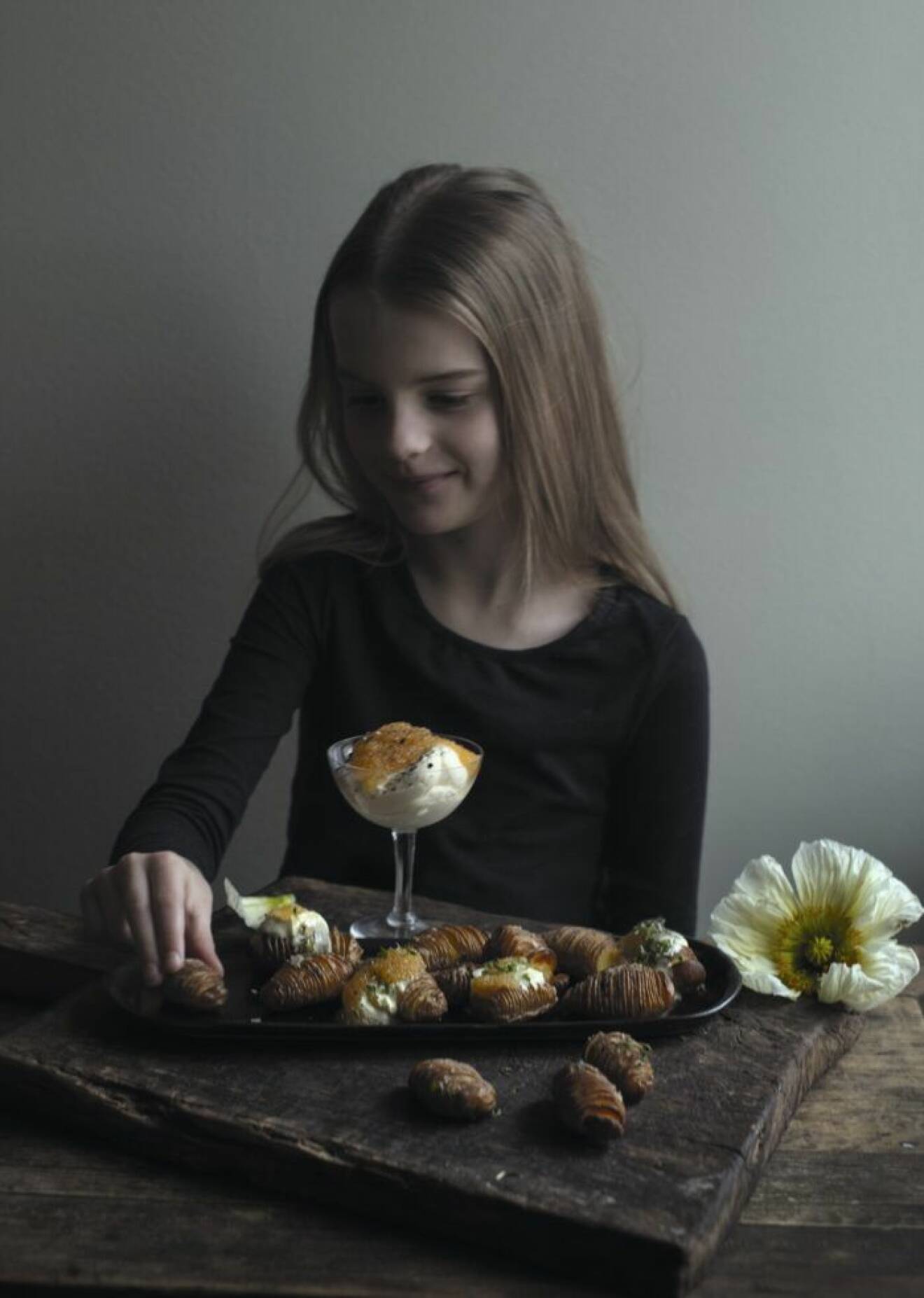Sofia Woods recept på hasselbackspotatis med smetana och löjrom.