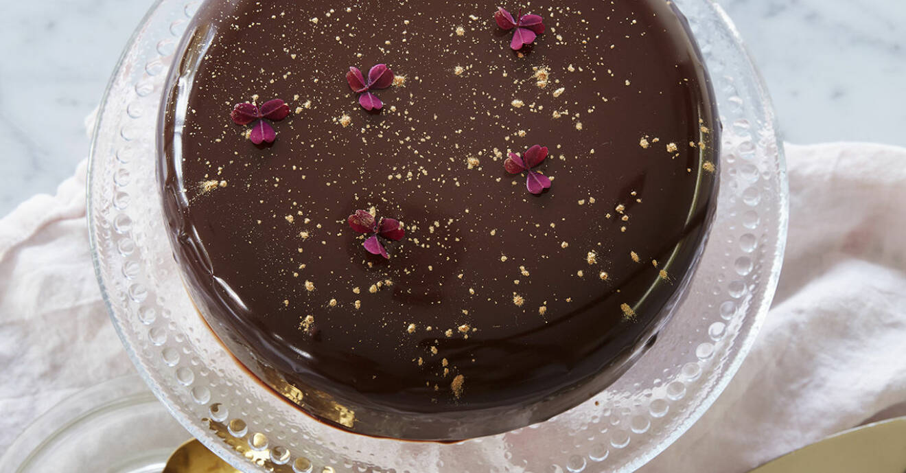 Recept på chokladmoussetårta med mirror glaze