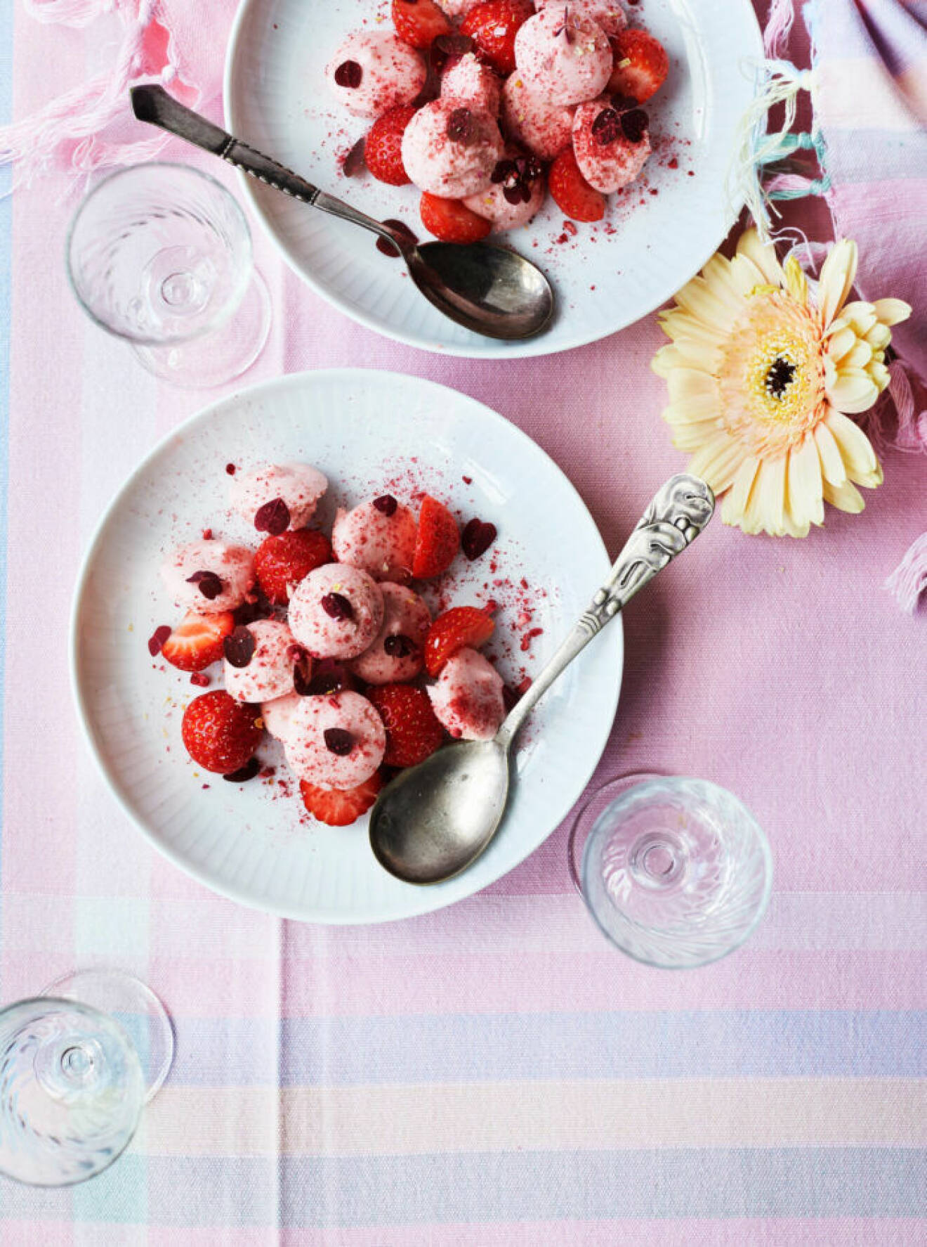 Recept på jordgubbsmousse med vit choklad