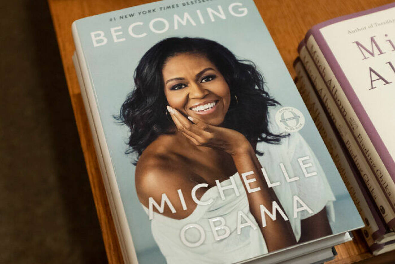 En bild på Michelle Obamas bästsäljande memoarer Becoming.