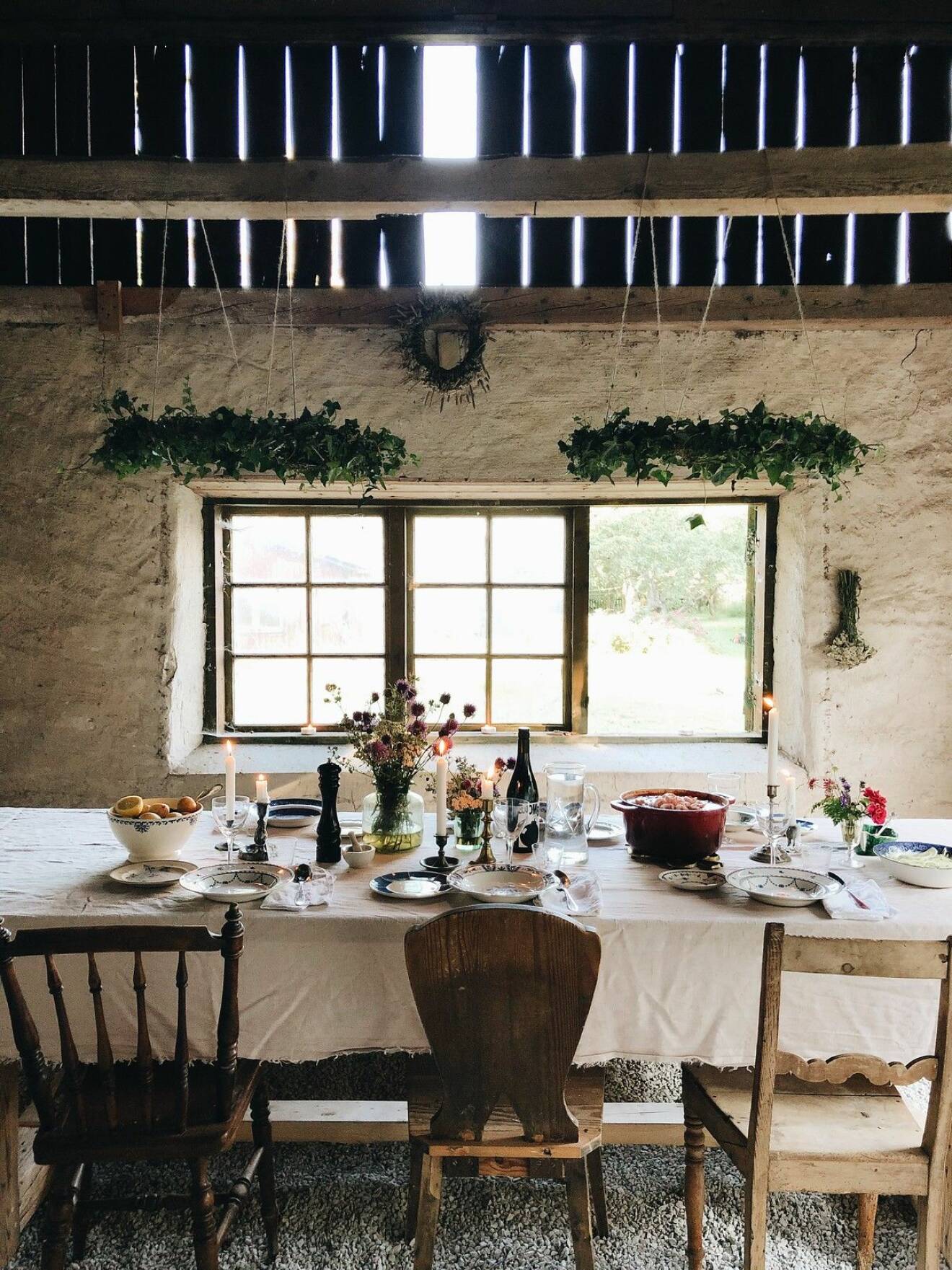 Duka långbordet med linneduk, nyplockade blommor och sommarkvällens middag. Vi hämtar inspiration från ELLEs bloggare Elsa Billgren som är en mästare på att få till drömlik känsla i hennes Gotlandslada.