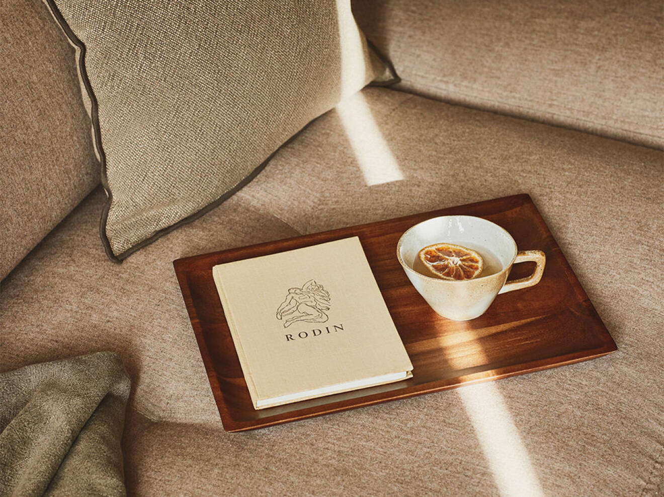 Rodin bok på beige soffa hos Zara Home