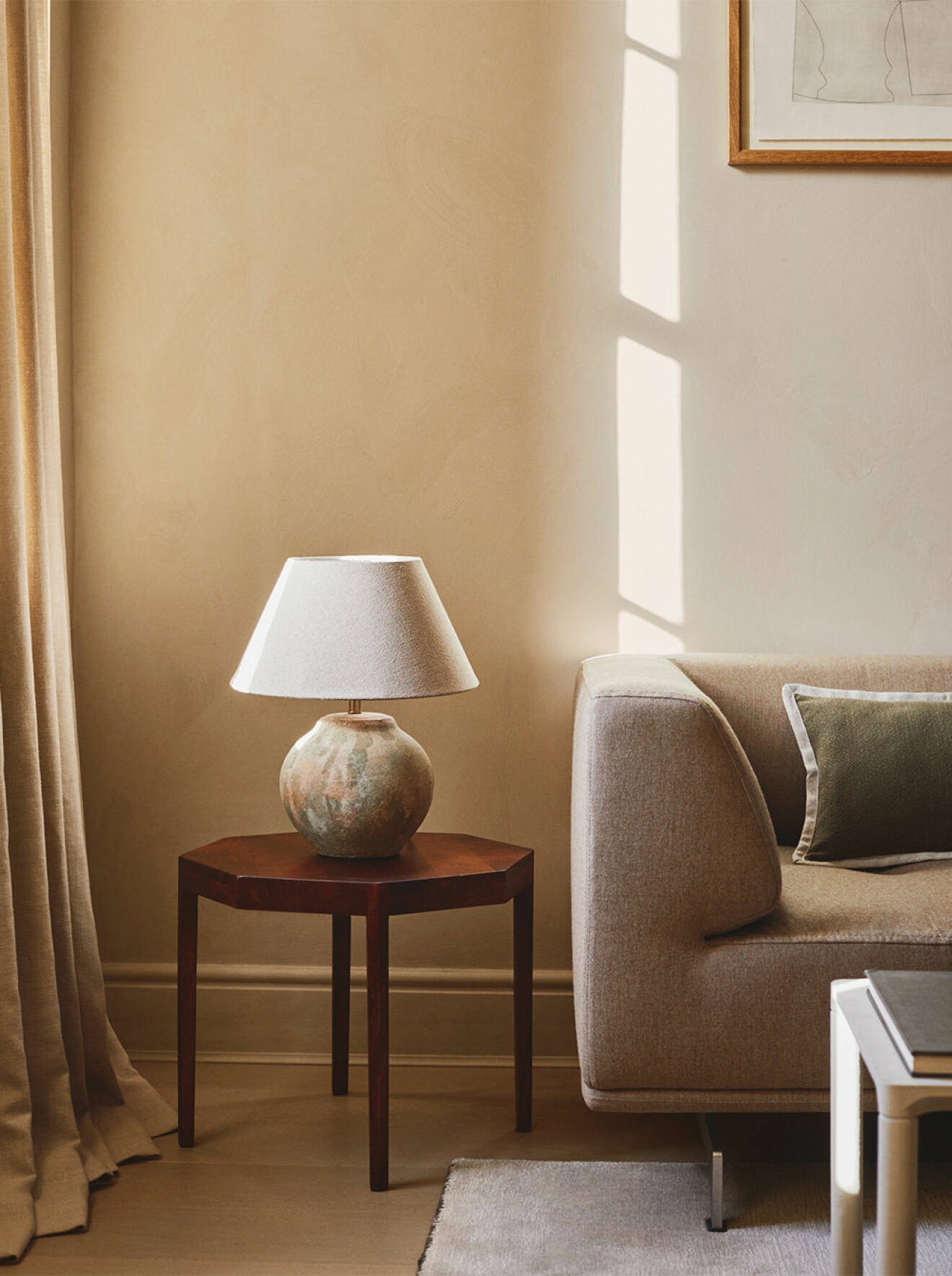 Beige soffa och soffbord med bordslampa från Zara Home