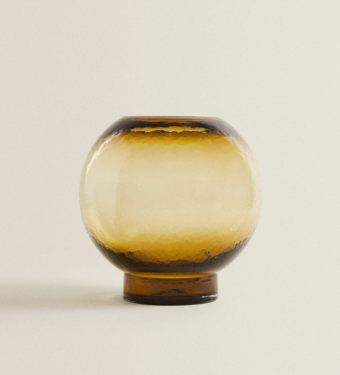 rund vas i bärnstensfärgat glas från zara home