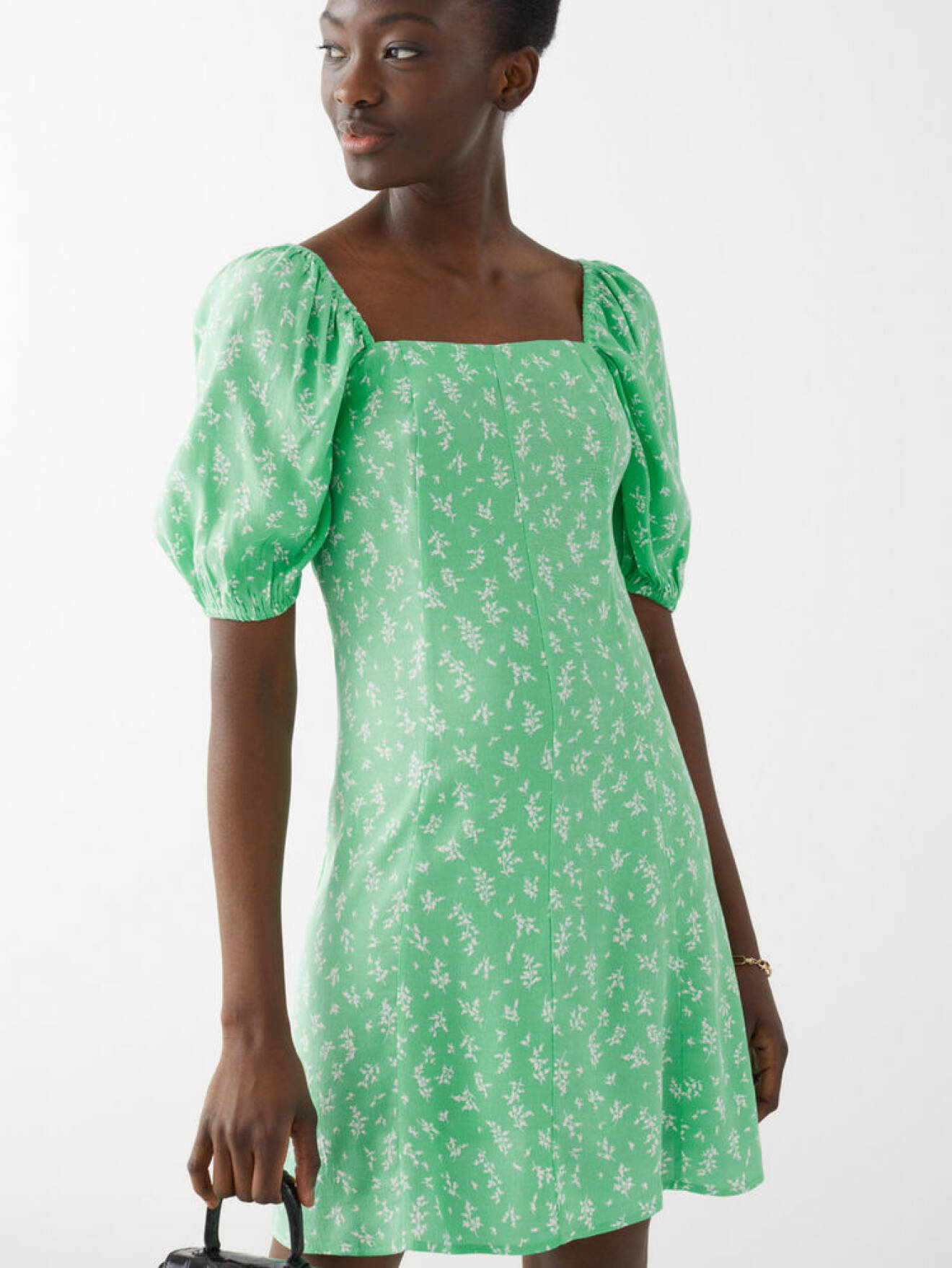 Ljusgrön klänning med puffärm från Stories