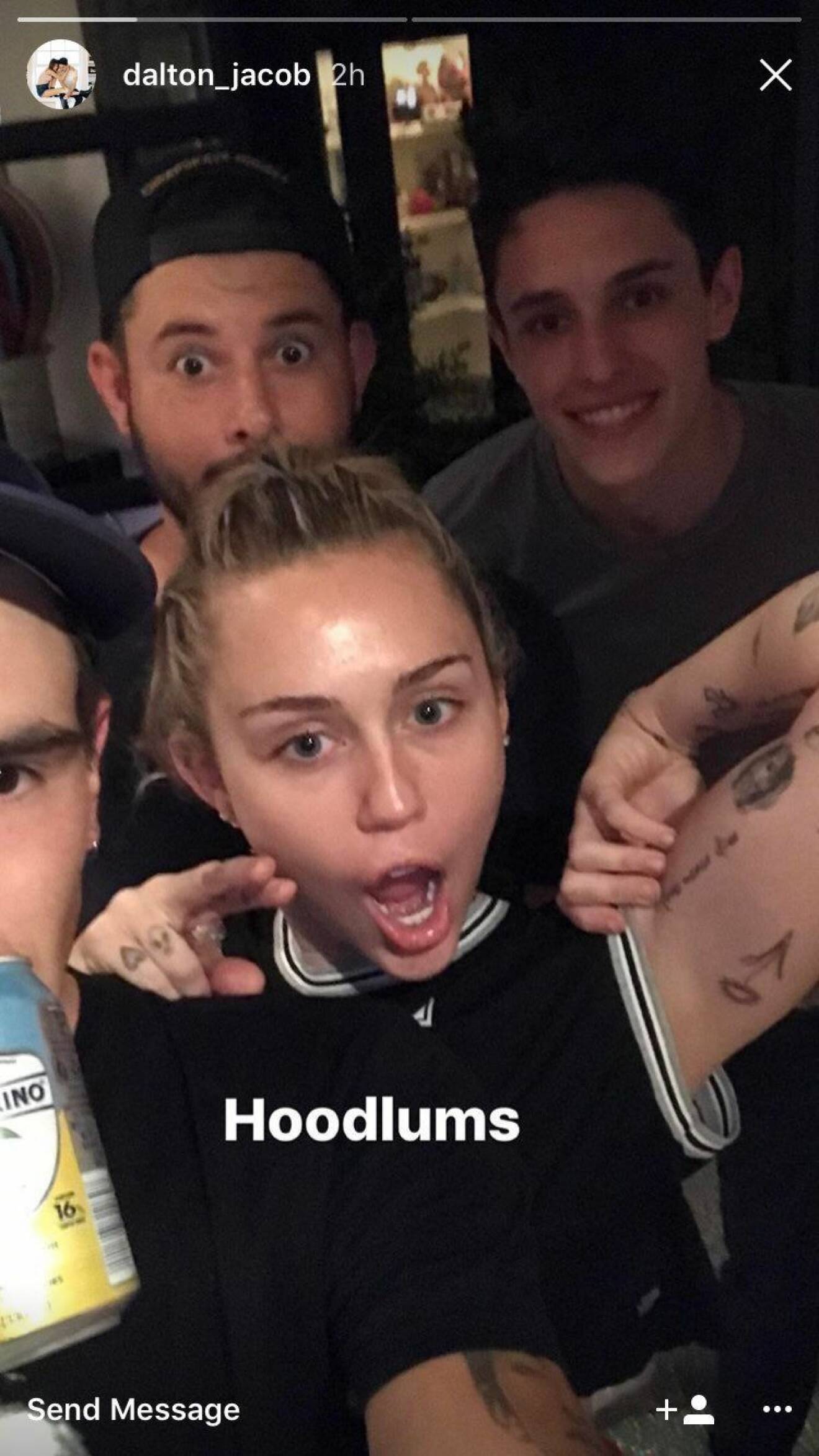 En bild på Miley Cyrus, Scooter Bran och Dalton Gomez.