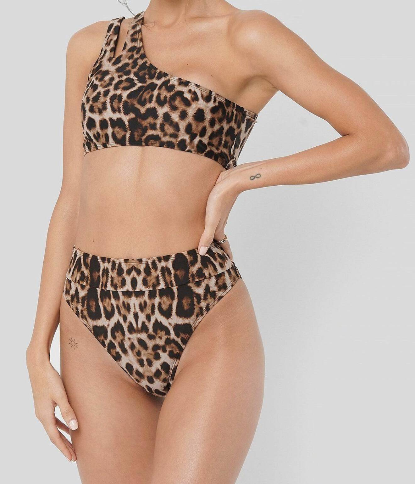 leopardmönstrad bikini från Na-kd.