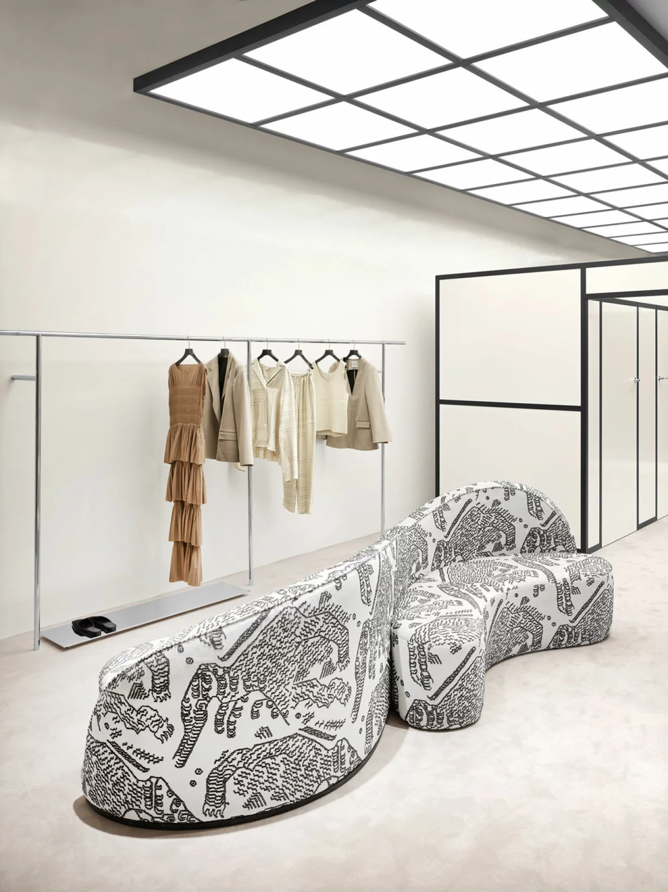 Toteme öppnar ny butik på NK i Stockholm klädställning soffa