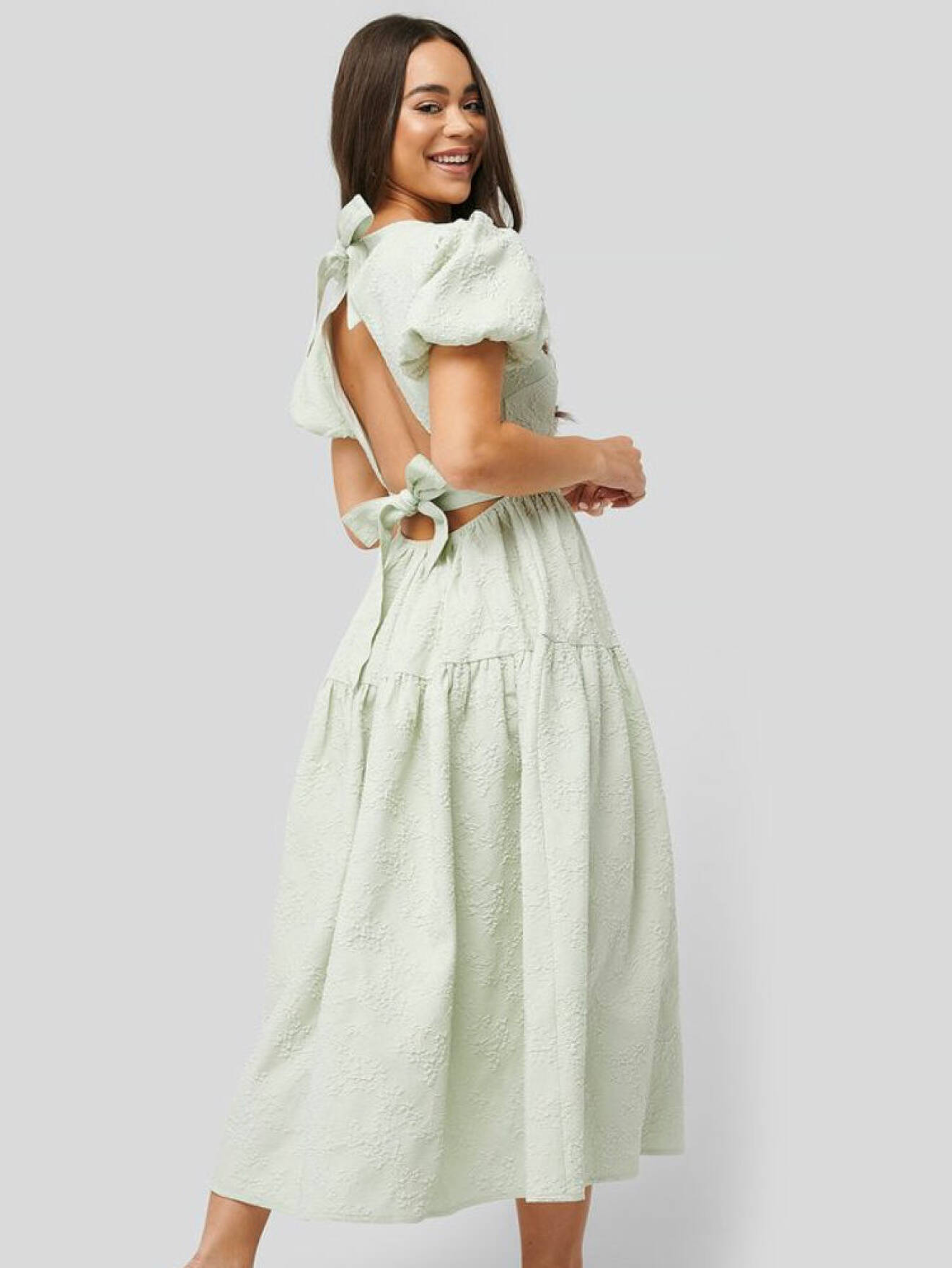 Grön klänning med öppen rygg