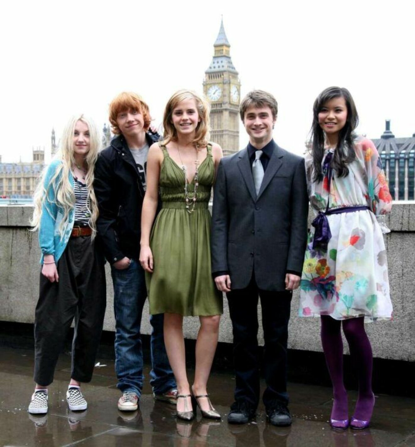Evanna Lynch, Rupert Grint, Emma Watson, Daniel Radcliffe och Katie Leung från harry Potter posar tillsammans.