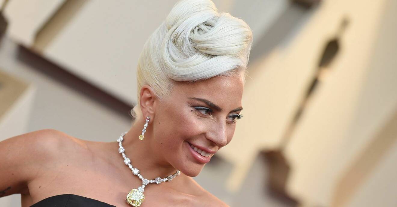 Lady Gaga i uppsatt blondt hår och stort halsband