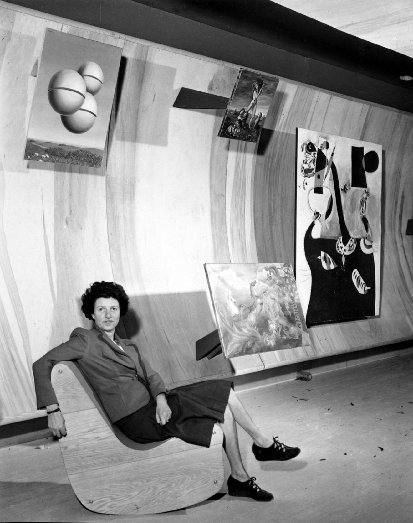 Konstsamlaren Peggy Guggenheim poserar på Museum of Modern Art i New York, 1942.