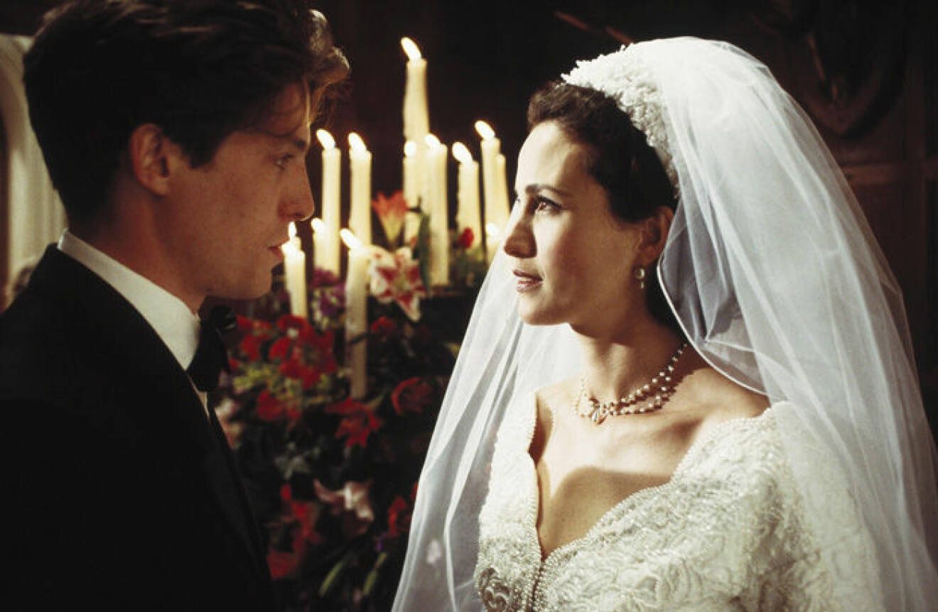 En bild på skådespelarna Hugh Grant och Andie MacDowell i filmen Fyra bröllop och en begravning.