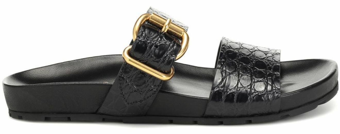 Svarta sandaler med dekorativa remmar med krokodil-inspirerat mönster från Prada.