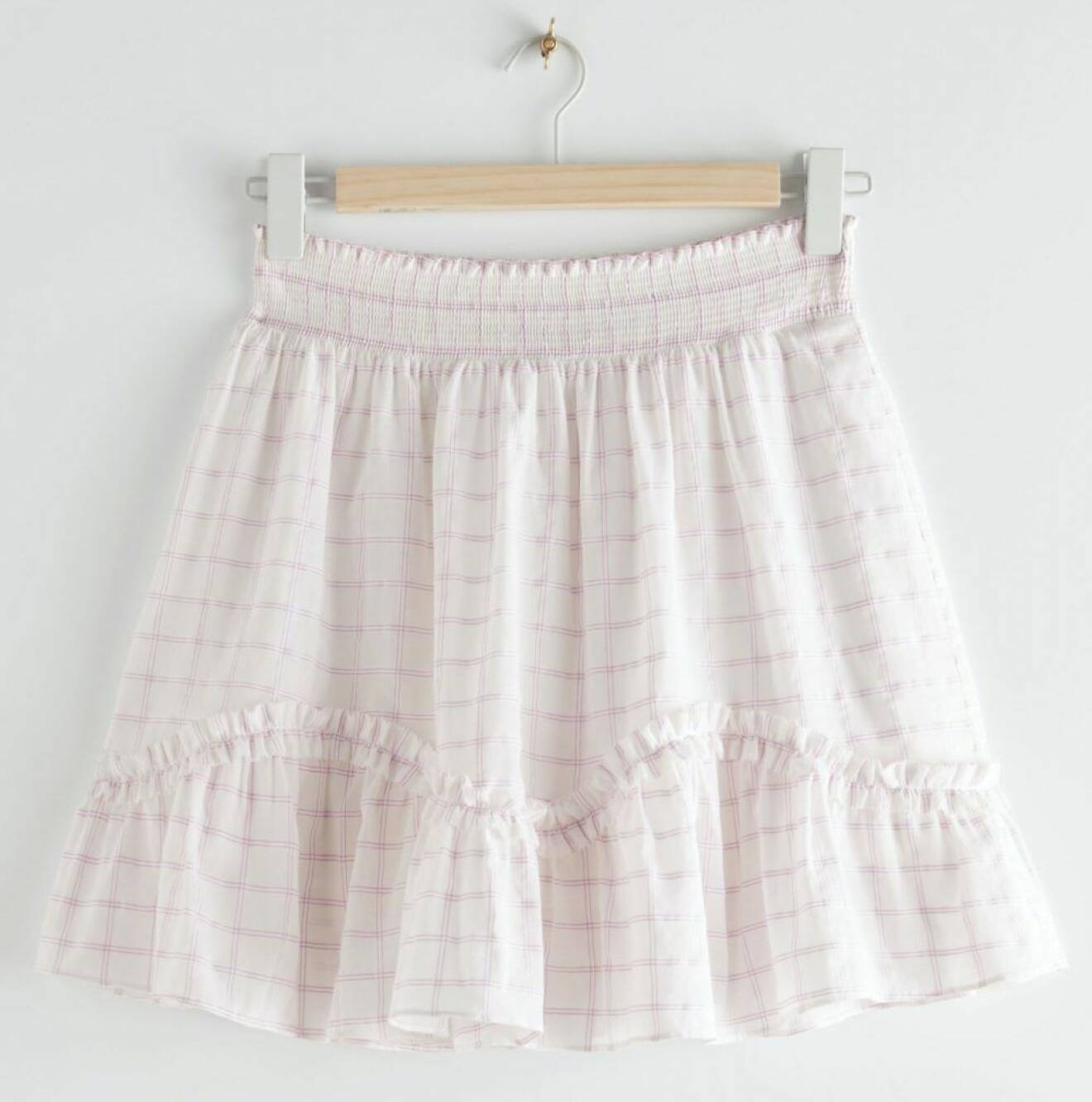 Matchande kjol med sockersöt volangdetalj från & other stories-