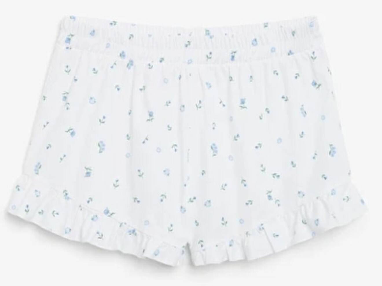 Matchande shorts från Monki i blommigt mönster och volang längst byxkanten.