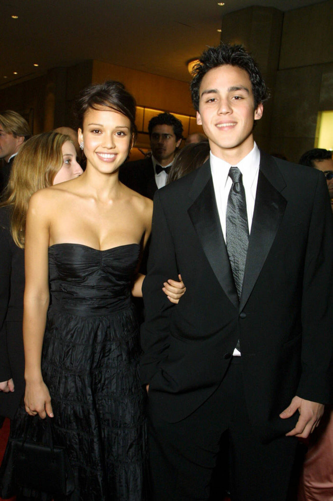 En bild på Jessica Alba med brorsan Joshua på Golden Globe Awards 2001. 