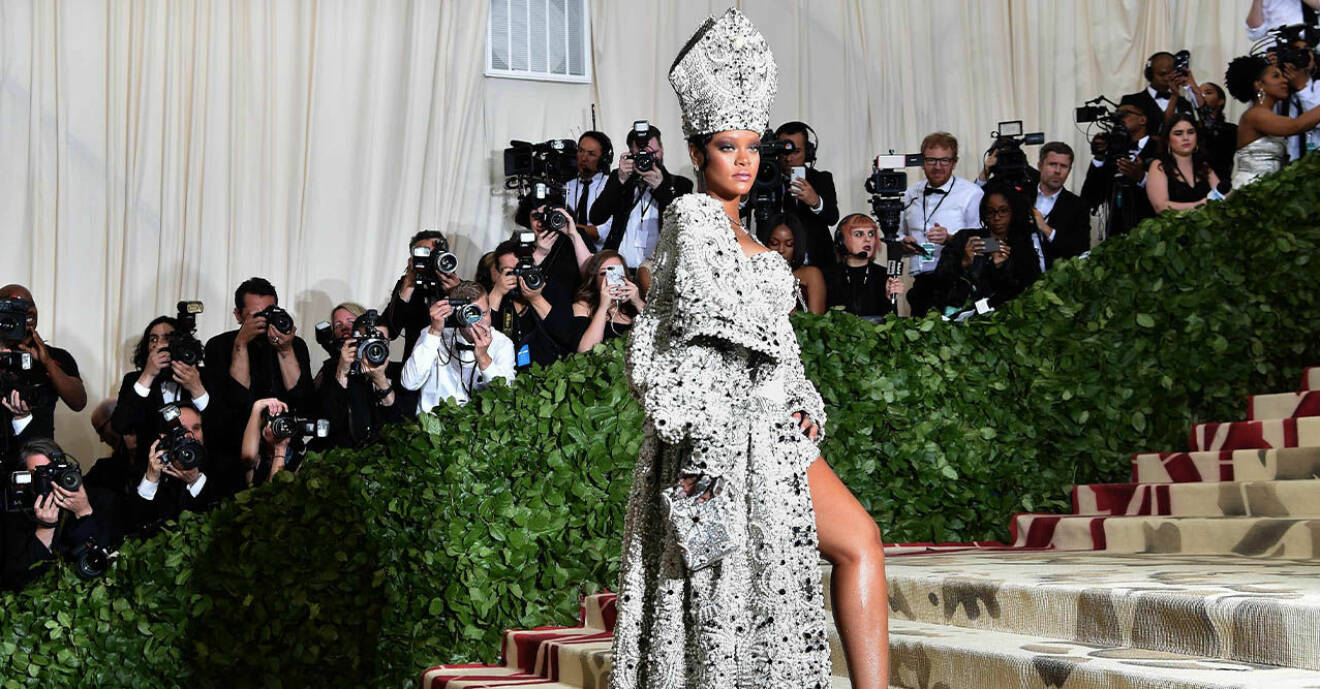 Rihanna poserar kaxigt i en dräkt som efterliknar påvens med en gigantisk mitra.