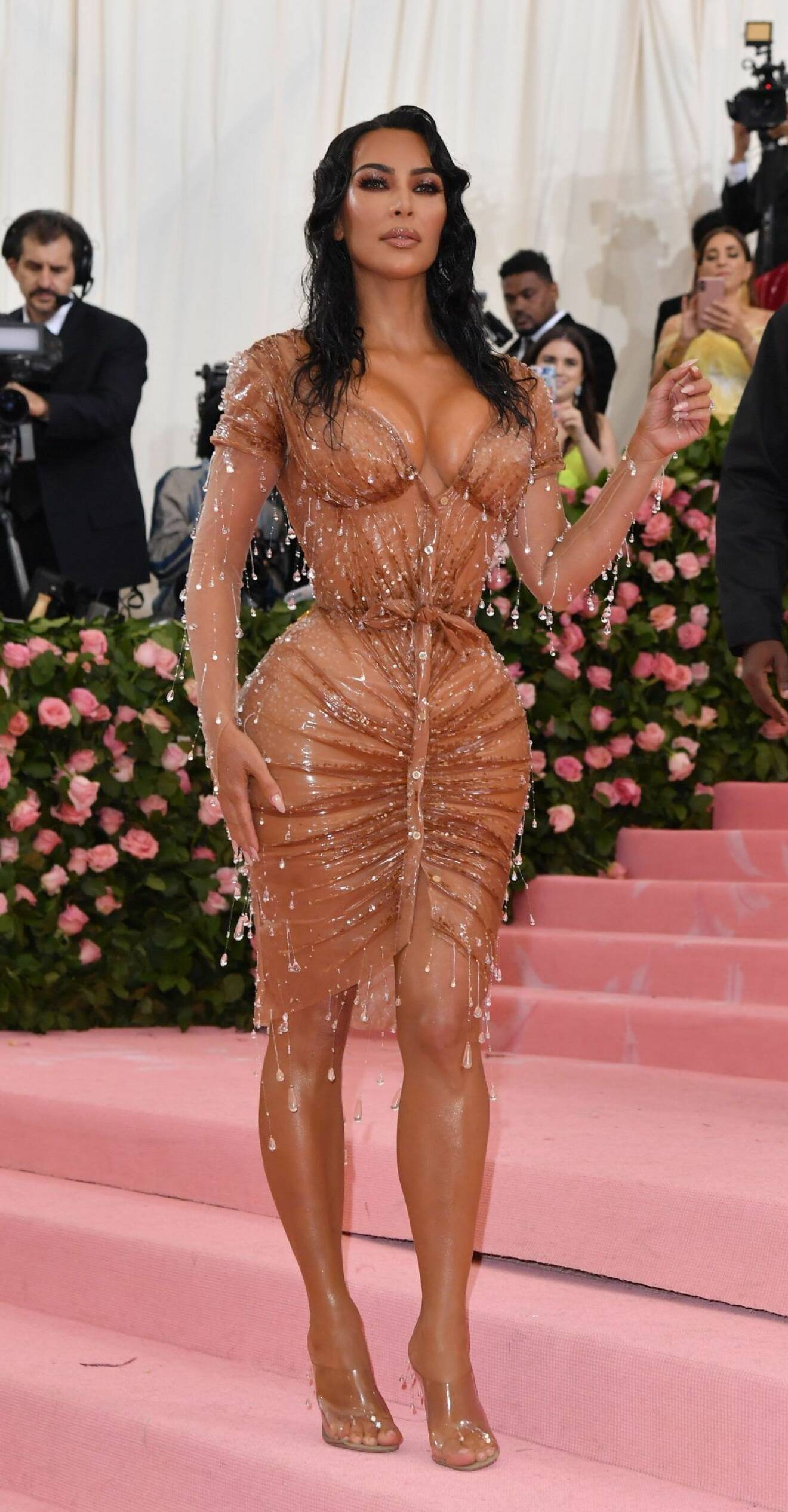 Kim Kardashian poserar framför kamerorna på Met-galan. 