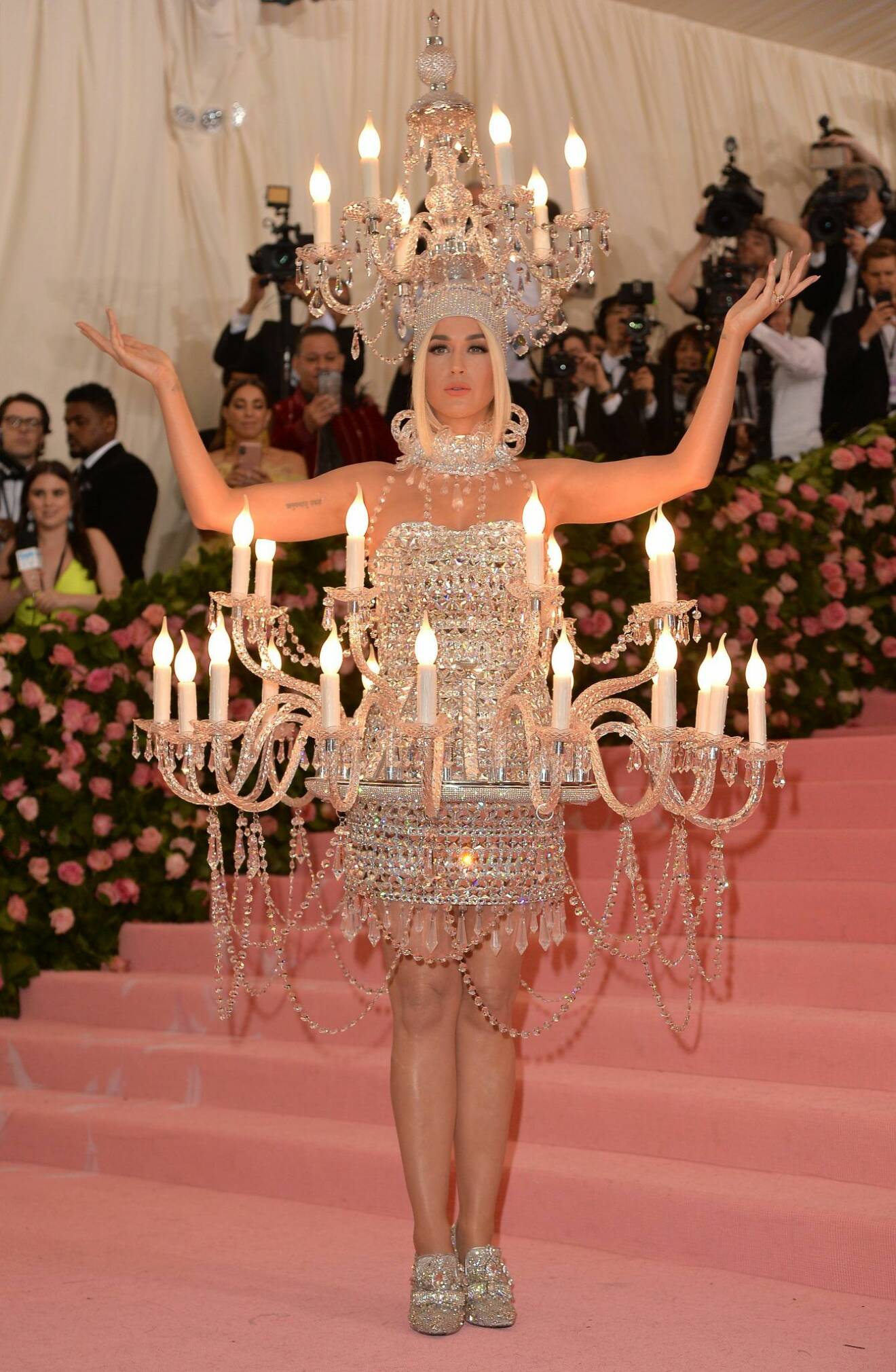 Katy Perry i en kreation som efterliknar en ljuskrona med riktiga lampor i. 