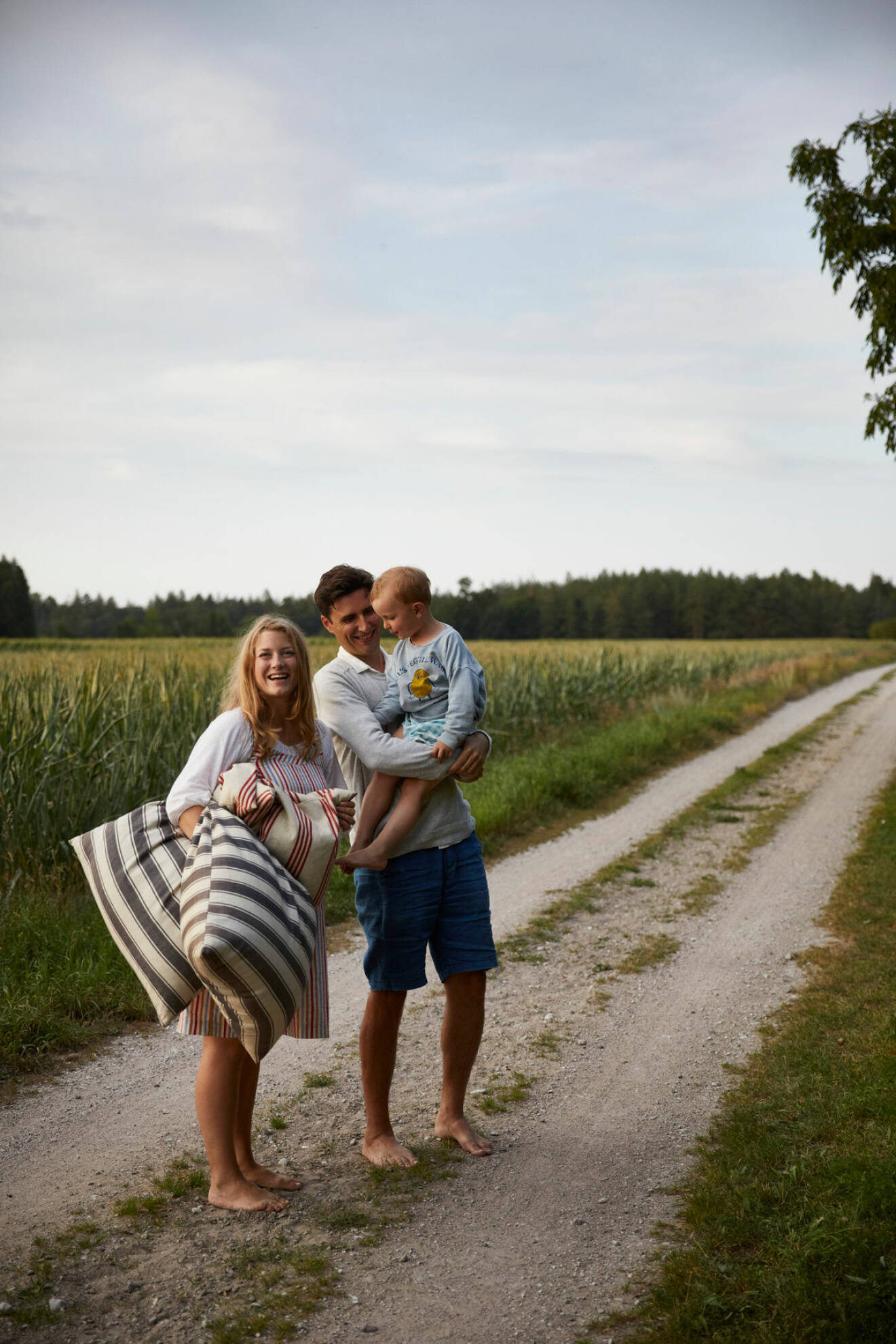 Elsa Billgren med familj på grusväg nära deras sommarhus på Gotland