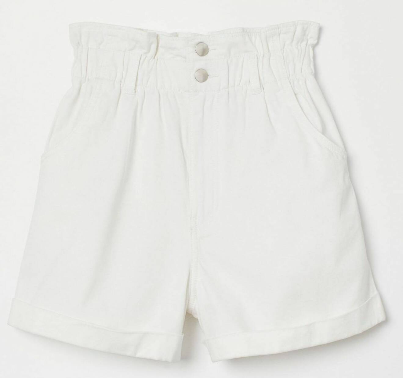 Vita shorts med hög, markerad midja från H&M.