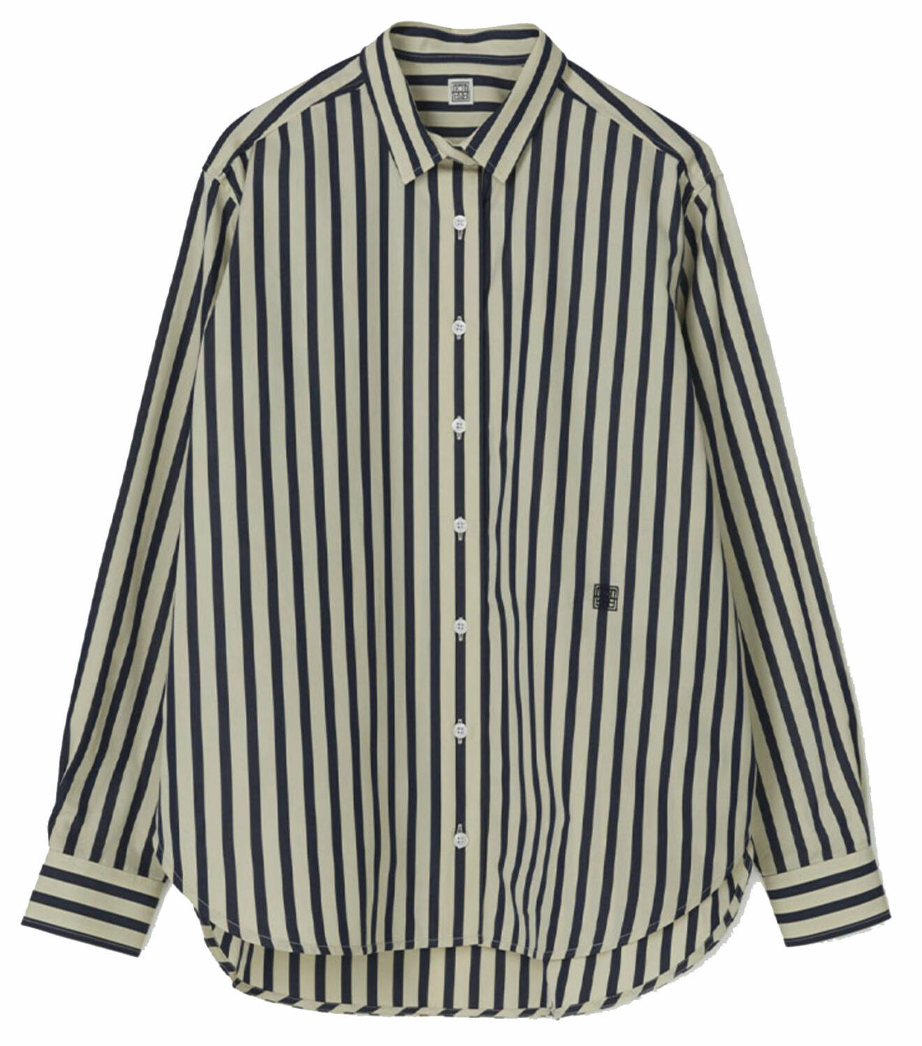 En oversized skjorta funkar alla dagar i veckan, oavsett väder. Denna variant kommer  från Totême.