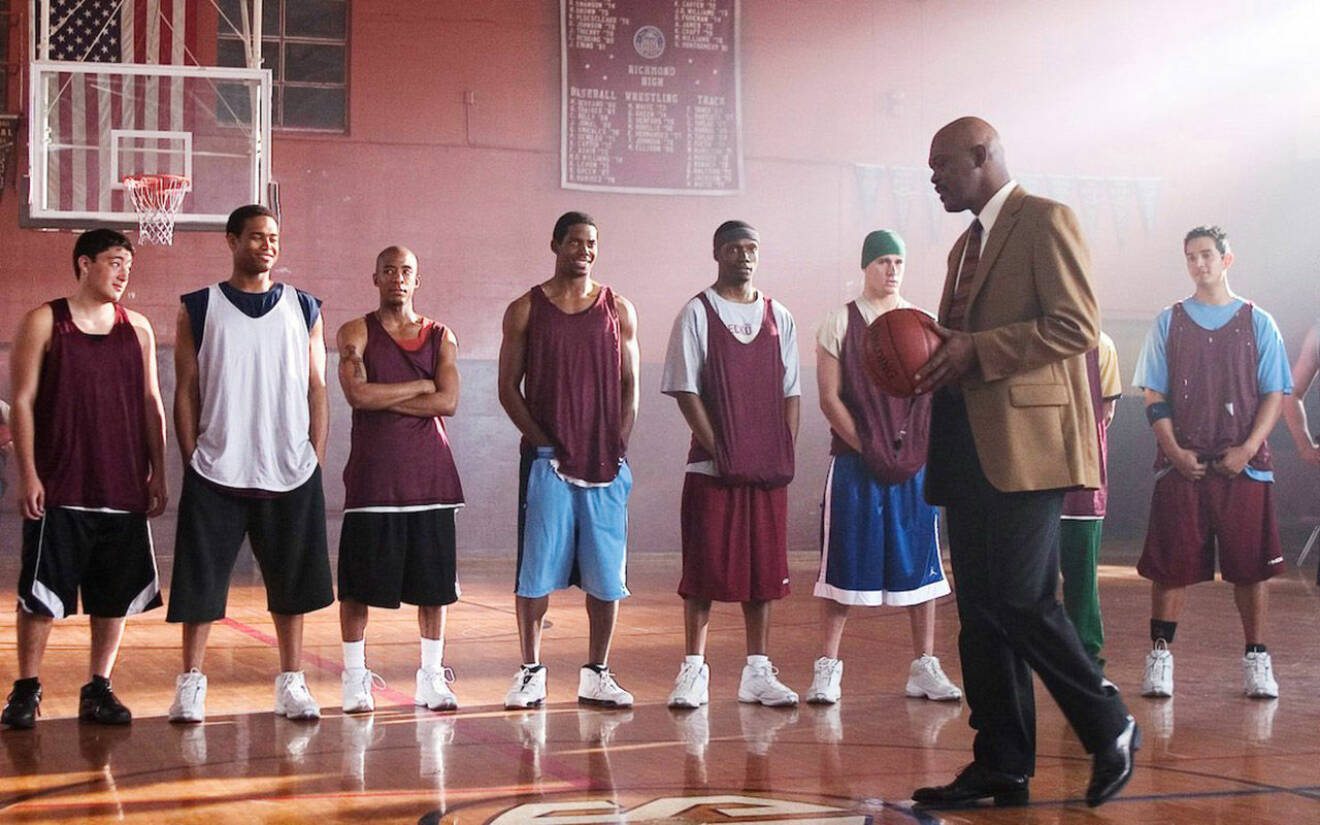 Baskettränare pratar till spelarna.