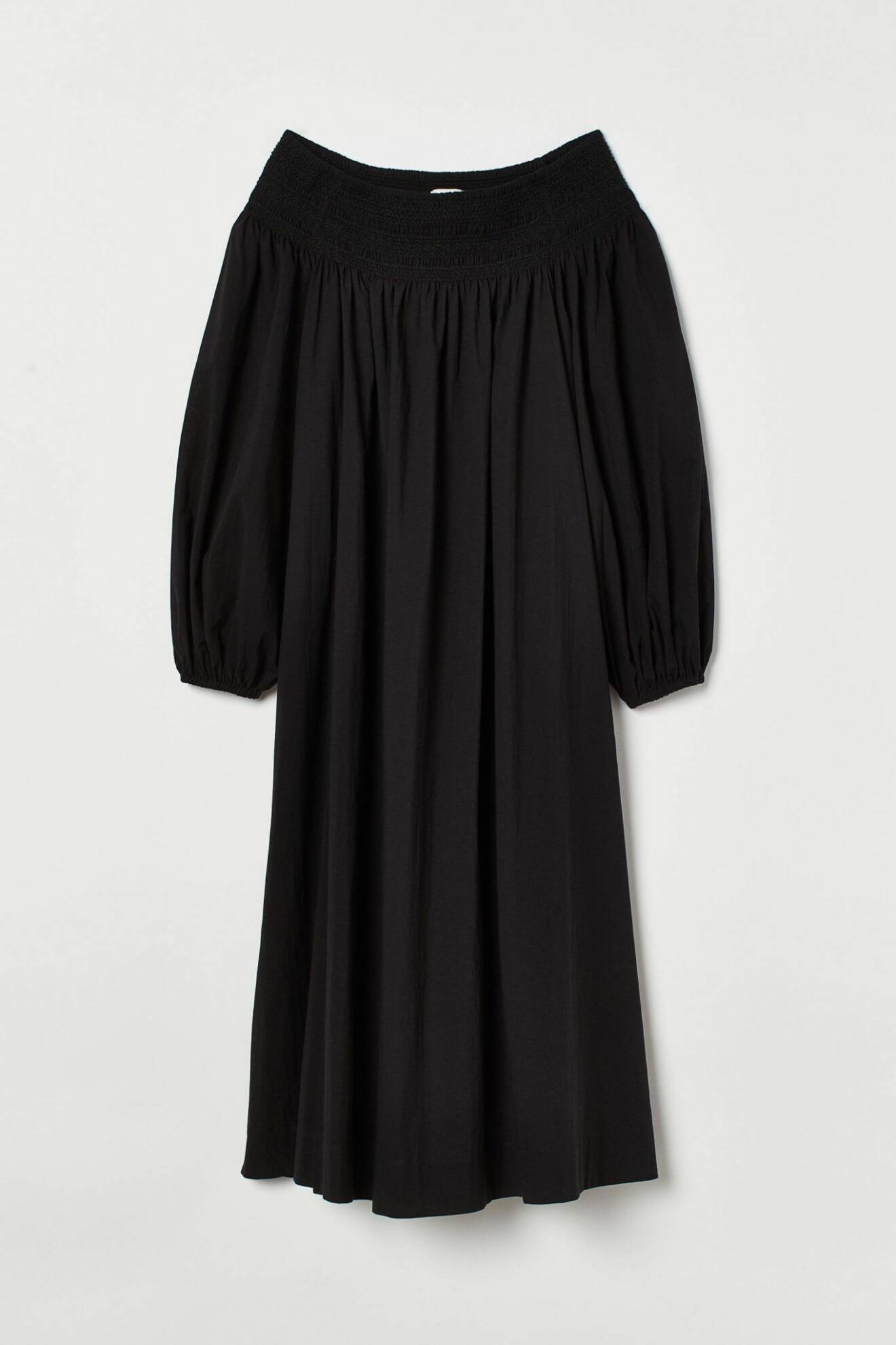 Svart klänning från H&M i en modell med off-shoulder.