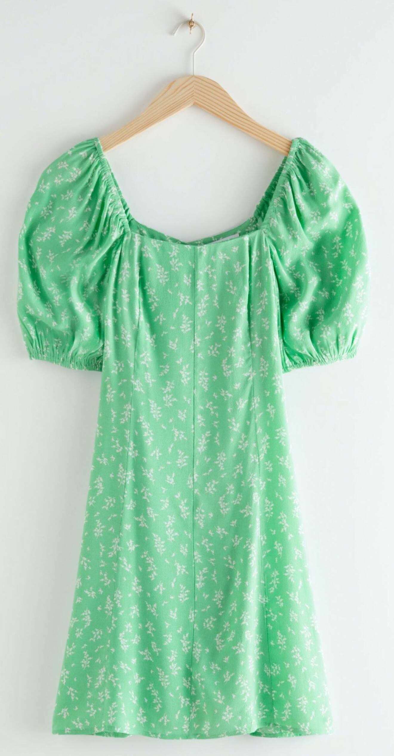 Grön klänning med blommigt mönster från & Other stories.
