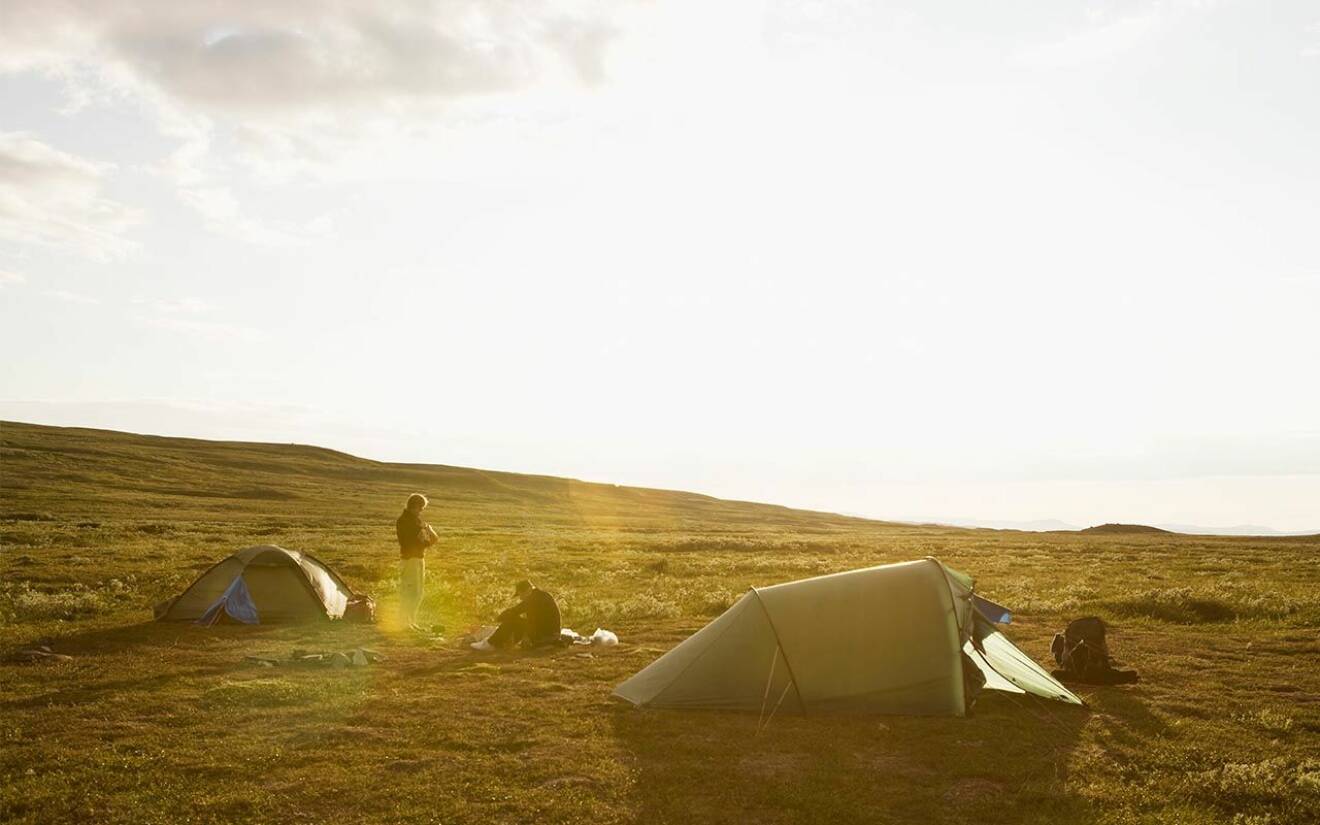 Två tält i solnedgången.