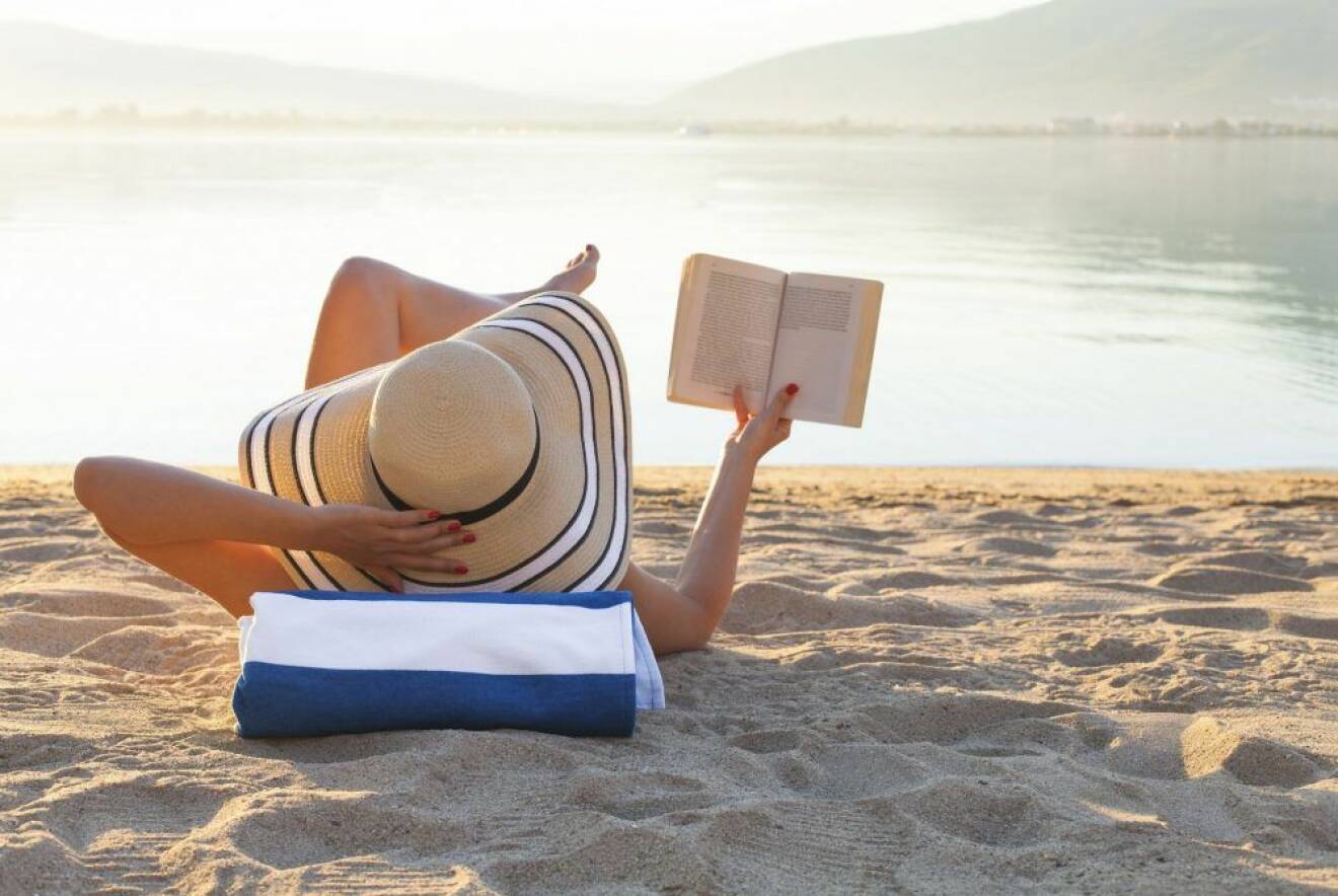 Person som läser på stranden 