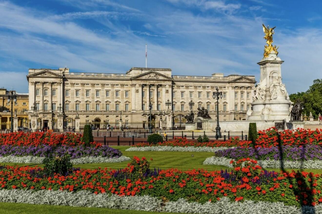 Buckingham Palace I London med massa blommor utanför